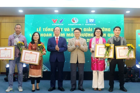 Thứ trưởng Võ Tuấn Nhân trao giải A cho các tác giả, đại diện nhóm tác giả. (Ảnh: CTV/Vietnam+)