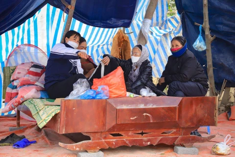Người dân xóm Hiệu Lực, xã Tản Lĩnh, huyện Ba Vì lập lán chặn xe vào bãi rác Xuân Sơn. (Ảnh: Hoài Nam/Vietnam+)