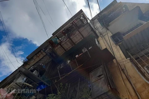 Nhiều nhà chung cư cũ ở thành phố Hà Nội đã xuống câp nghiêm trọng. (Nguồn ảnh: Hùng Võ/Vietnam+)