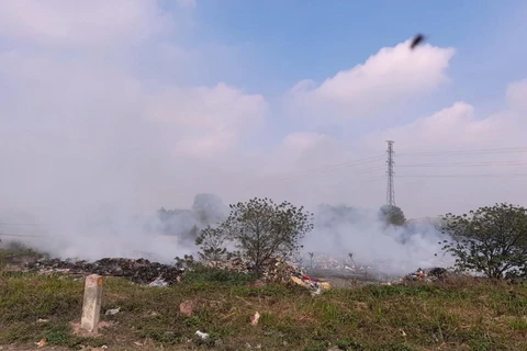 Hình ảnh bãi rác bị đốt cháy bốc khói mù mịt xảy ra trên địa bàn huyện Quốc Oai, Hà Nội. (Ảnh: HV/Vietnam+)