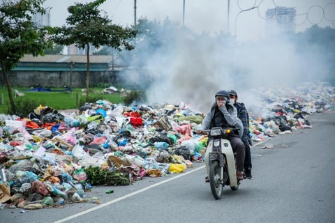 Đã đến lúc Việt Nam cần phải ưu tiên giải quyết triệt để việc xử lý rác thải rắn sinh hoạt. (Ảnh: Minh Sơn/Vietnam+)