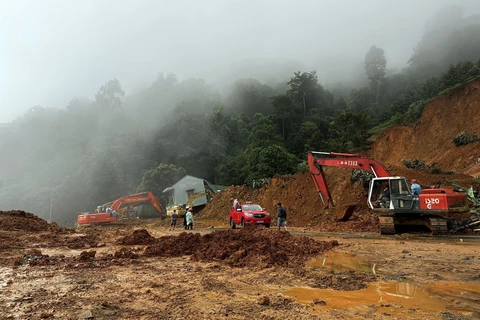 Hiện trường vụ sạt lở trên đèo Bảo Lộc sáng 31/7 vẫn còn ngổn ngang. (Ảnh: Nguyễn Dũng/TTXVN)