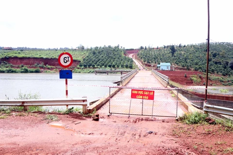 Cảnh báo sạt lở trên thân đập hồ Đắk N’ting, huyện Đăk G’long, tỉnh Đắk Nông. (Ảnh: Vietnam+ phát)