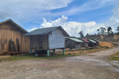 Những ngôi nhà thường bị rung lắc nhẹ do dư chấn động đất tại huyện Kon Plông, tỉnh Kon Tum. (Ảnh: Hùng Võ/Vietnam+)