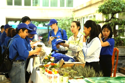 Đoàn viên thanh niên Bộ Tài nguyên và Môi trường tham gia Chương trình “Đổi rác lấy quà.” (Ảnh: PV/Vietnam+)