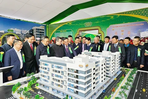 Lãnh đạo Bộ Xây dựng và thành phố Hà Nội thăm quan mô hình dự án Khu đô thị mới Thanh Lâm - Đại Thịnh 2. (Nguồn: Bộ Xây dựng)