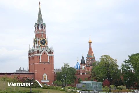 Tọa lạc ở trung tâm Quảng trường Đỏ của Thủ đô Moskva (Nga), quần thể Điện Kremlin được ngăn cách bởi một con hào dài 30m và bao gồm 5 cung điện, 4 nhà thờ lớn, các bức tường bao quanh cùng 20 ngọn tháp. (Ảnh: Hùng Võ/Vietnam+)