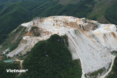 Một điểm mỏ khai thác đá ở huyện Quỳ Hợp, tỉnh Nghệ An. (Ảnh: PV/Vietnam+)