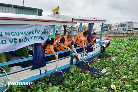 Hoạt động thu gom rác thải, vệ sinh môi trường tại khu vực chợ nổi Cái Răng, quận Ninh Kiều. (Ảnh: Hùng Võ/Vietnam+)