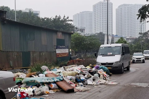 Đống rác ngổn ngang nằm "chình ình" suốt nhiều ngày qua tại phường Đại Kim, quận Hoàng Mai. (Ảnh: Hùng Võ/Vietnam+)