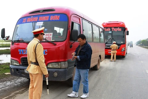 Cảnh sát giao thông Hà Nội "soi" kỹ hàng lậu cuối năm 