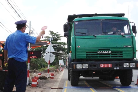 Phó Thủ tướng yêu cầu tăng cường “siết” xe quá tải 