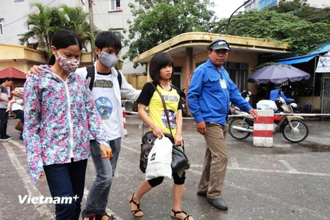 Sĩ tử đổ dồn về Hà Nội trước ngày làm thủ tục thi đại học 