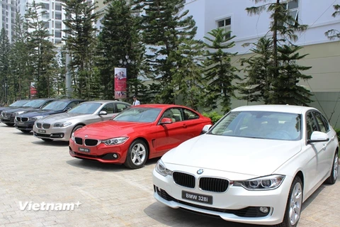 BMW "khoe" hàng loạt xe hạng sang tới người tiêu dùng Việt