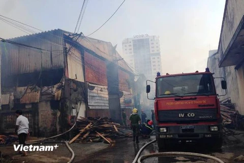 Cận cảnh hiện trường tan hoang sau đám cháy trong Công ty Lâm sản