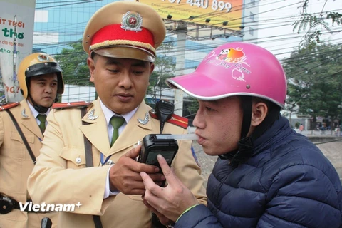 Cảnh sát giao thông Hà Nội xử lý các “ma men” sau tay lái