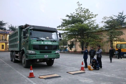 Mật phục bắt giữ 13 xe chở quá tải tìm cách né trạm cân ở Ninh Bình