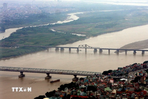 Hai cây cầu Long Biên và Chương Dương là địa điểm nhiều người dân cạn nghĩ tới để gieo mình tự tử. (Ảnh: Trọng Đức/TTXVN)