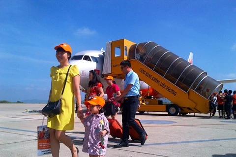 Những hành khách đầu tiên xuống sân bay Liên Khương trong chuyến bay Hà Nội-Đà Lạt. (Ảnh: Jetstar cung cấp)