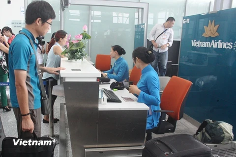 Hành khách đi máy bay của Vietnam Airlines có thể tự làm thủ tục check-in trực tuyến mà không cần phải vào quầy làm thủ tục. (Ảnh: Việt Hùng/Vietnam+)