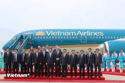 Thủ tướng Chính phủ Nguyễn Tấn Dũng cắt băng “cất cánh” tàu bay thế hệ mới A350-900 XWB của Vietnam Airlines. (Ảnh: Việt Hùng/Vietnam+)