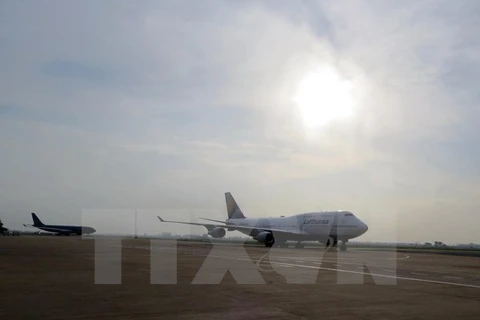 Đường hạ cất cánh 25R/07L của sân bay Tân Sơn Nhất. (Ảnh: TTXVN phát)