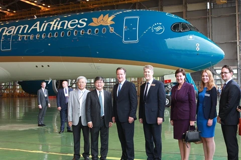 Thủ tướng Anh David Cameron và Tổng giám đốc Vietnam Airlines chụp ảnh cùng máy bay thế hệ mới A350. (Ảnh: Vietnam Airlines cung cấp)