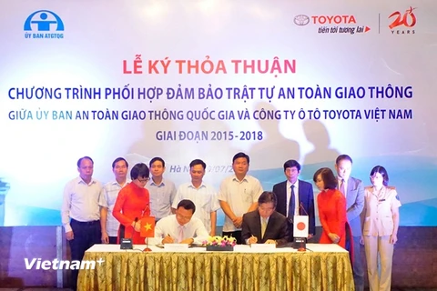 Lễ ký kết giữa TMV và Ủy ban An toàn giao thông Quốc gia. (Ảnh: Việt Hùng/Vietnam+)