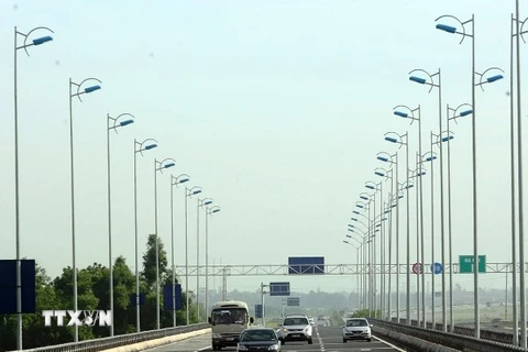 Các phương tiện lưu thông trên cao tốc Cầu Giẽ-Ninh Bình. (Ảnh: Huy Hùng/TTXVN)