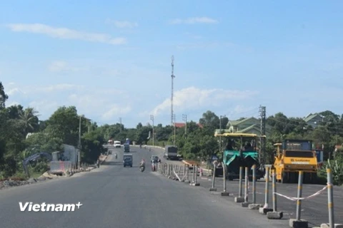 Tuyến Quốc lộ 1 mở rộng qua tỉnh Quảng Trị đang được các nhà thầu dốc sức hoàn thành. (Ảnh: Việt Hùng/Vietnam+)