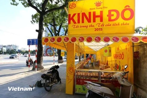 Quầy bánh Kinh Đô trước cổng đền Voi Phục chiếm nửa vỉa hè. (Ảnh: Tất Định/Vietnam+)