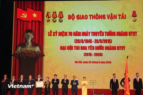 Phó Chủ tịch nước Nguyễn Thị Doan trao tặng Huân chương Độc lập hạng Nhất cho Bộ Giao thông Vận tải. (Ảnh: Việt Hùng/Vietnam+)