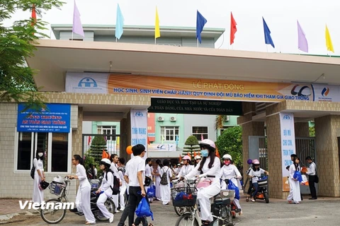 Trao tặng gần 1.400 mũ bảo hiểm cho học sinh tỉnh Hòa Bình