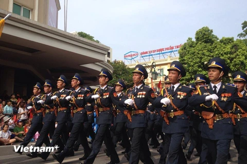 Lực lượng vũ trang diễu binh, diễu hành qua các tuyến phố Hà Nội. (Ảnh: Nhóm PV/Vietnam+)