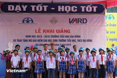 Trao tặng mũ bảo hiểm đạt chuẩn cho học sinh trường Tiểu học cơ sở Đại Đồng. (Ảnh: Việt Hùng/Vietnam+)
