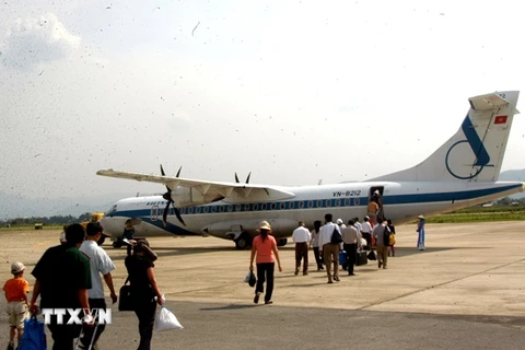 Hành khách từ Điện Biên về Hà Nội bằng máy bay của ATR72 của Vietnam Airlines (Ảnh: Đình Trân/TTXVN)