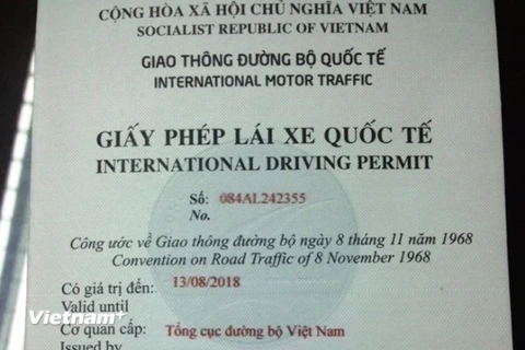 Lệ phí cấp giấy phép lái xe quốc tế dự kiến với mức tạm thu 135.000 đồng. (Ảnh: Việt Hùng/Vietnam+)