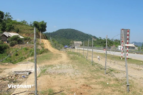 Hàng rào trên tuyến cao tốc Nội Bài-Lào Cai bị người dân tháo rõ, ảnh hưởng đến an toàn giao thông. (Ảnh: Việt Hùng/Vietnam+)