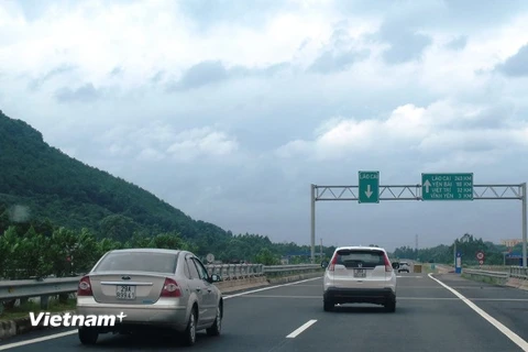 Tuyến đường cao tốc Nội Bài-Lào Cai cơ bản hoàn thành việc khắc phục tình trạng lún cục bộ mặt đườn. (Ảnh: Việt Hùng/Vietnam+)