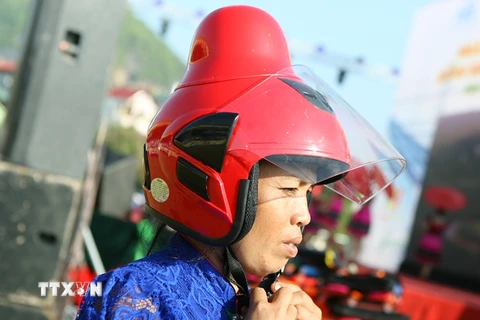 Mũ bảo hiểm mới dành cho đồng bào dân tộc Thái ở các tỉnh Tây Bắc. (Ảnh: Huy Hùng/TTVN)