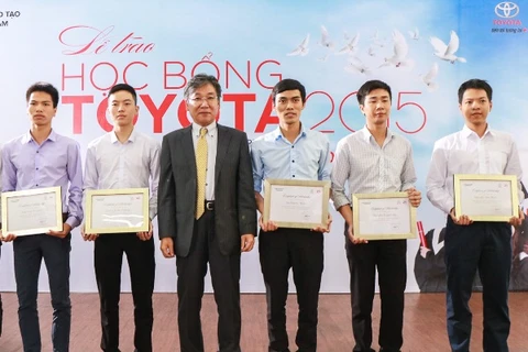 Ông Yoshihisa Maruta, Tổng giám đốc Công ty ôtô Toyota Việt Nam trao học bổng cho sinh viên. (Ảnh: TMV cung cấp)