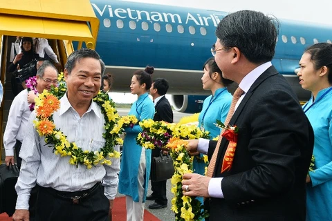 Chào đón những hành khách đầu tiên trên đường bay mới Nha Trang-Hải Phòng. (Ảnh: Vietnam Airlines cung cấp)