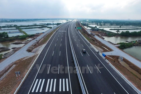 Cao tốc Hà Nội-Hải Phòng đang được chủ đầu tư gấp rút hoàn thành trước ngày thông xe toàn tuyến vào 5/12. (Ảnh: Minh Sơn/Vietnam+)