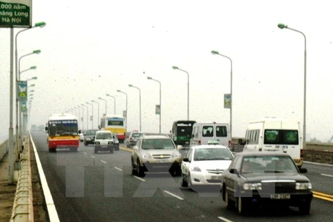 Các phương tiện lưu thông trên cầu Thăng Long. (Ảnh: Anh Tôn/TTXVN)