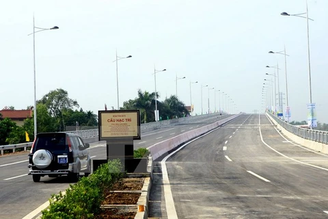 Cầu Hạc Trì bắc qua sông Lô nối liền tỉnh Vĩnh Phúc và Phú Thọ. (Nguồn: TTXVN)