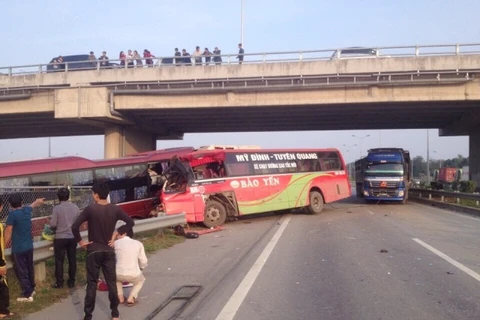 Hiện trường vụ tai nạn giao thông 2 xe giường nằm tông nhau thảm khốc trên đường cao tốc Nội Bài-Lào Cai. (Ảnh: VEC cung cấp)