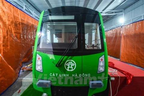 Mẫu tàu đường sắt đô thị Cát Linh-Hà Đông được trưng bày lấy ý kiến của người dân. (Ảnh: Minh Sơn/Vietnam+)