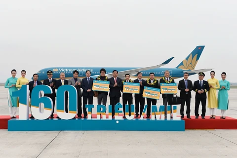 Vietnam Airlines đón hành khách thứ 160 triệu trong 20 năm và hành khách 17 triệu trong năm 2015. (Ảnh: Vietnam Airlines cung cấp)