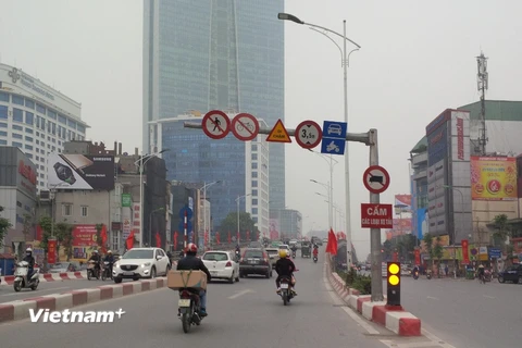 Biển báo hạn chế tốc độ trên cầu vượt Nguyễn Chí Thanh đã được Sở Giao thông Vận tải thay thế bằng biển đi chậm. (Ảnh: Việt Hùng/Vietnam+)