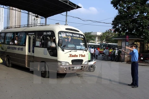 Thanh tra giao thông Hà Nội xử lý lỗi vi phạm của xe khách tại bến xe Giáp Bát. (Ảnh: Thế Duyệt/TTXVN)